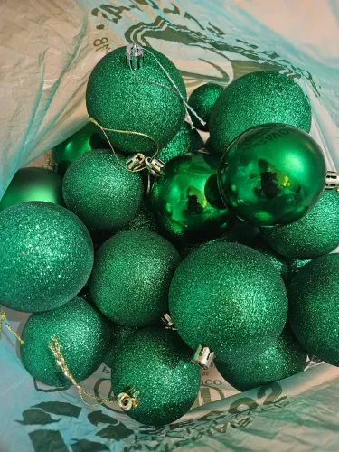 Bolas verdes de natal e folhas verdes