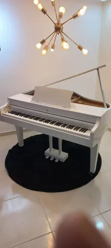 Piano 1/4 Cauda Gb Acoustic System Branco Eletroacustico (Digital) Modelo *Vivace*