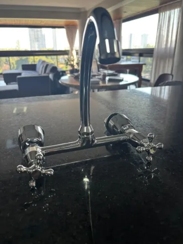 Torneira  quente e fria docol