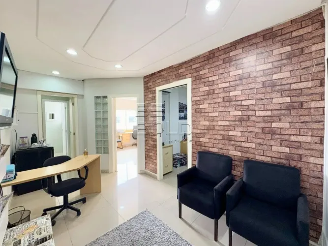 Sala mobiliada com vaga de garagem privativa