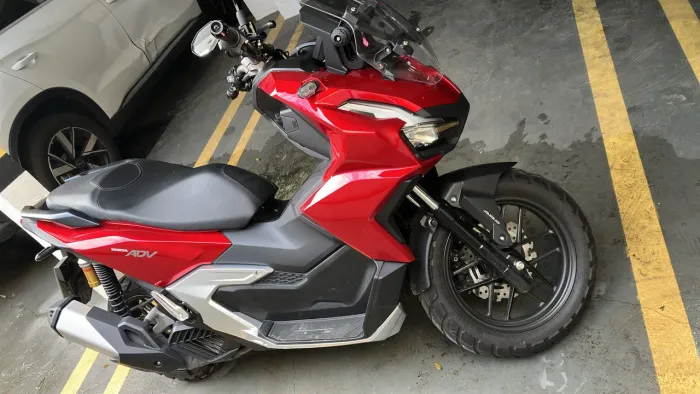 Honda ADV 160 2026 zero km com protetor de carenagem. Tirada na Cabral moto zero km