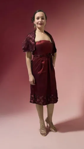 Vestido de festa vermelho com detalhe de laço