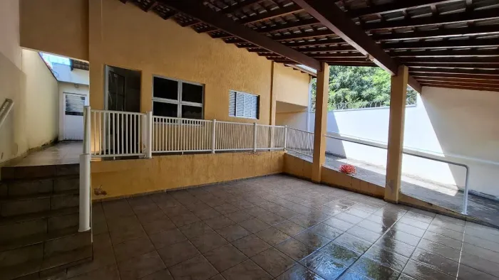 Vendo casa lote inteiro no Cecap em salto sp com 04 dormitórios