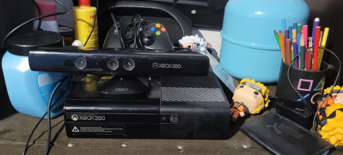 Xbox 360 slim + Kinect + jogos originais 