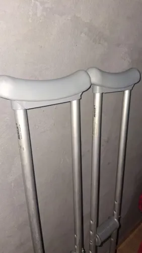 Vendo par de muleta axilares! Muletas de alumínio, leve, resistente e com altura ajustavel