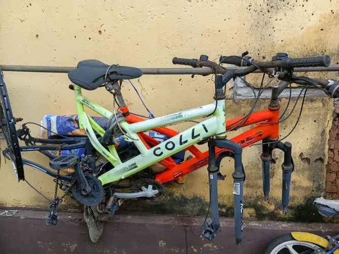 Quadro com as peças de bicicleta da marca colli aro 26 as duas