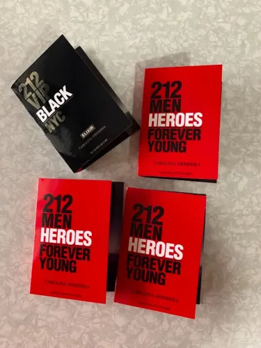 6 Amostras de Perfume Carolina Herrera 212 + Sacola e Adesivos (Kit 3)