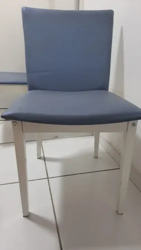 Conjunto com 04 Cadeiras de Jantar Brancas com Estofado Azul