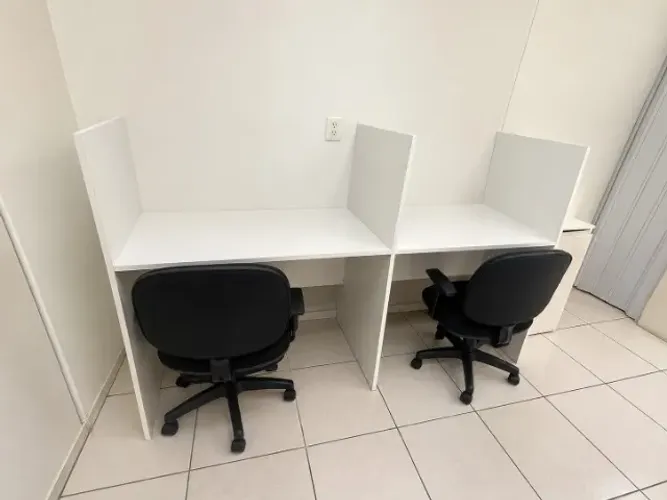 Mesa de escritório com poltrona 