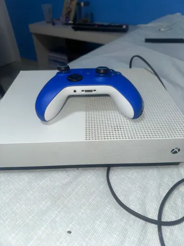 vendo xbox one,semi novo com poucas marca de uso