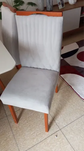 Vendo mesa semi nova, com 4 cadeiras 