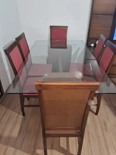 Mesa de madeira com tampão de vidro medindo 1.80x100m e 6 cadeiras