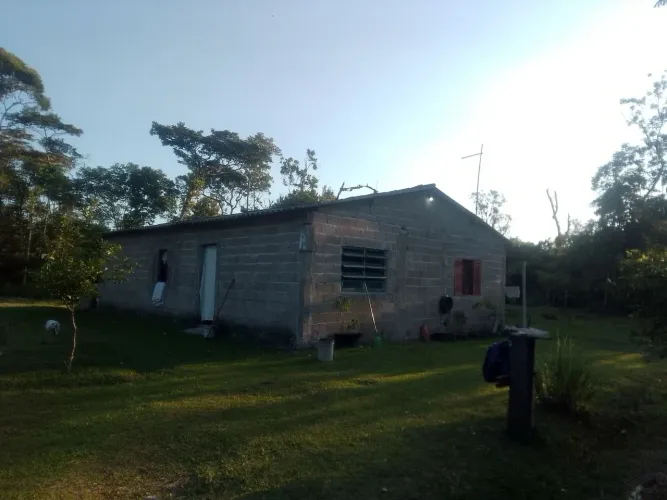 Vendo sítio grande e espaçoso lugar sossegado e bom pra morar  chamar no whatsapp.........