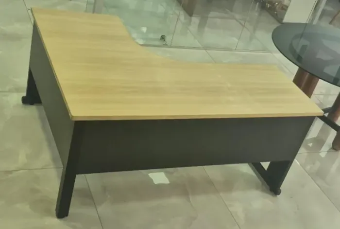 Mesa de escritório em L 1,6m x 1,2m