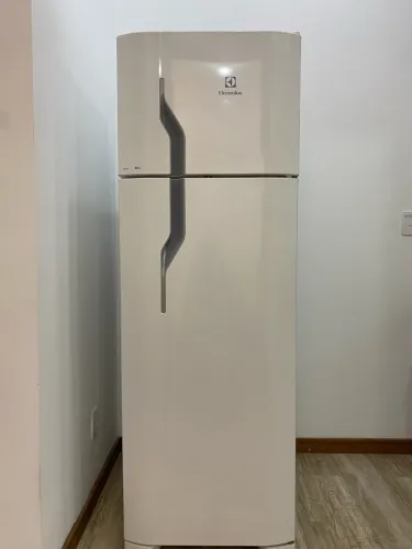 Vendo geladeira Electrolux usada