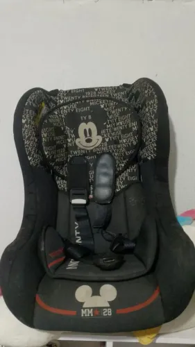 Cadeirinha de carro pra criança.