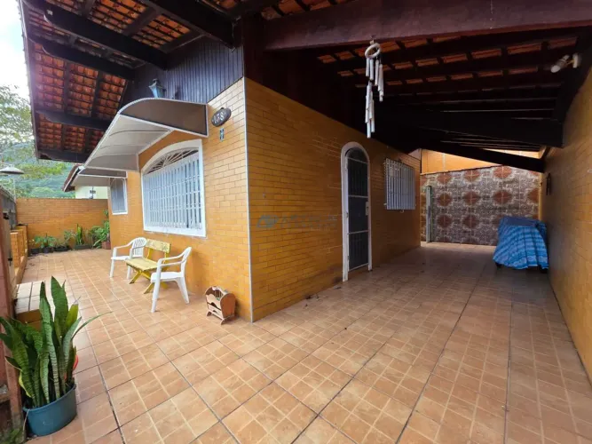 Casa à venda em Praia Grande com 2 dormitórios e 2 vagas no Solemar