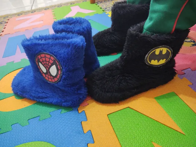 Pantufa Peluciada Batman/Homem Aranha