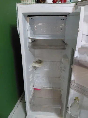 Vende-se uma geladeira esmaltec 245litros