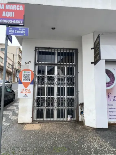 Sala Comercial no Centro com Excelente Espaço!