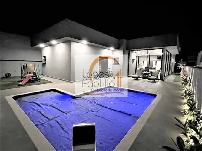 Em condomínio de Alto Padrão em Atibaia, ótima casa com projeto moderno e com toda seguran