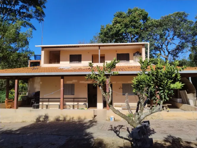Linda Chácara em Águas Lindas com Casa, Frutas e Água Corrente