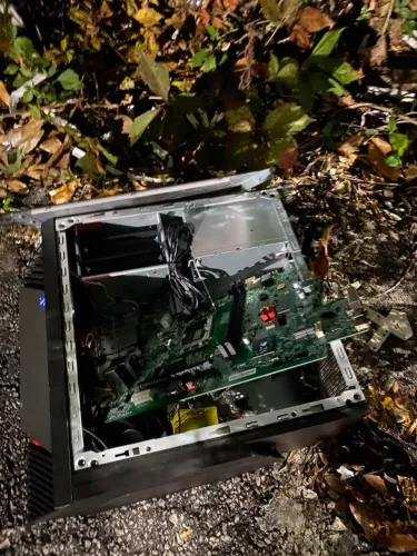 Carcaça de PC enferrujada e sem peças quebrado e com lixo fedendo 