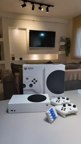 Xbox Series S com 2 controles e 3 meses de uso apenas