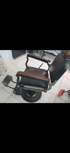 Cadeira de barbeiro ferrante antiga .