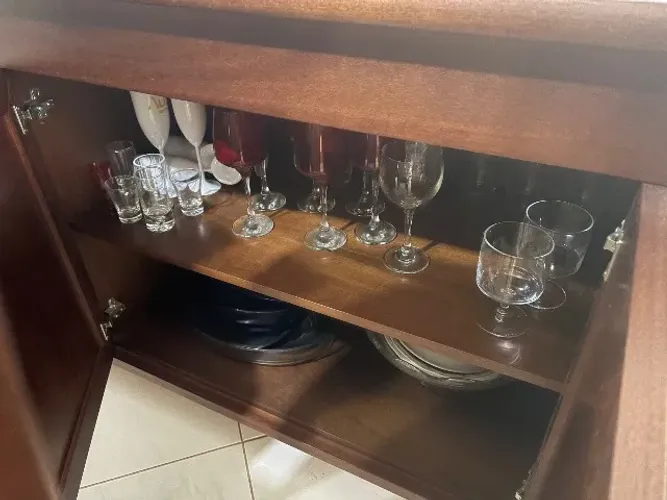 Mesa de Jantar com 8 cadeiras e buffet em madeira maciça