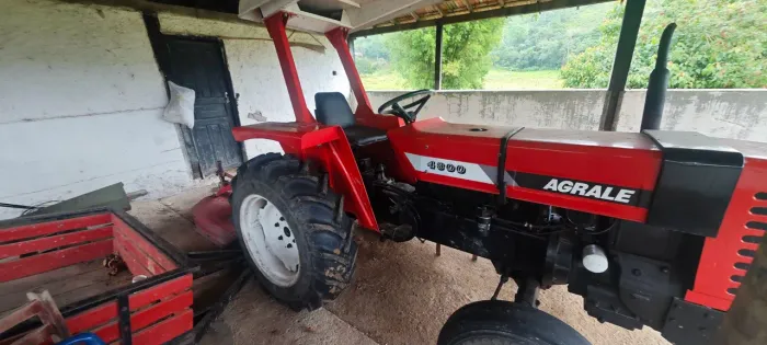 Trator Agrale 4300 com implementos roçadeira e carretinha