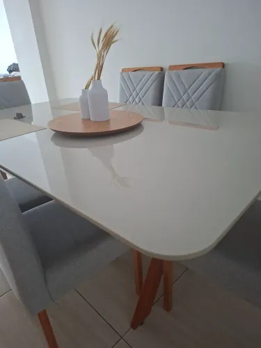 Mesa de madeira 8 lugares com 6 cadeiras