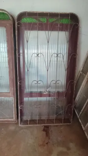 Vendo tudo por 400..4 janela bem conservado com os vidros perfeito estado * wh