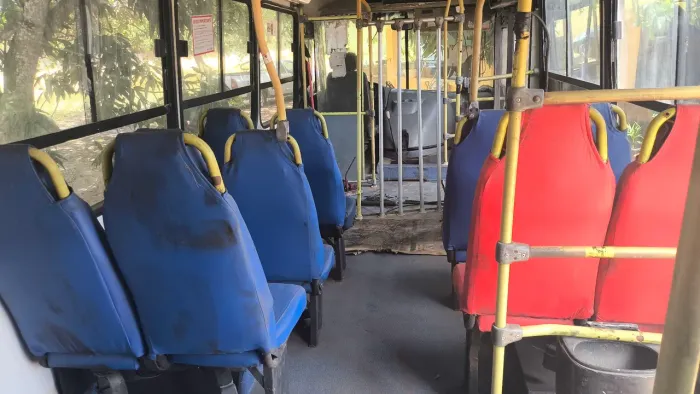 Vende-se bancada de ônibus