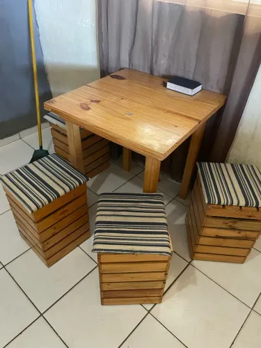 Mesa de madeira com 4 bancos