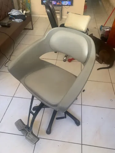 Vendo cadeira de barbeiro 