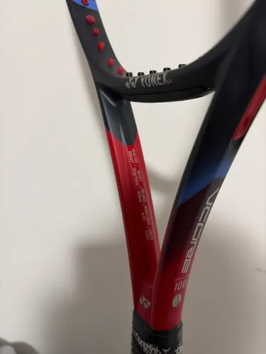 Raquete de tênis Yonex Vcore 100