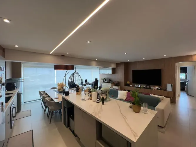 Living ampliado e 2 suítes privativas com acabamento de altíssimo padrão