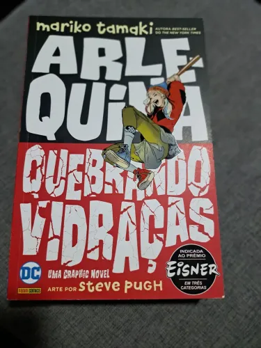 ARLEQUINA QUEBRANDO VIDRAÇAS, SOB A LUA UM CONTO DA MULHER GATO E O CÓDIGO ORÁCULO