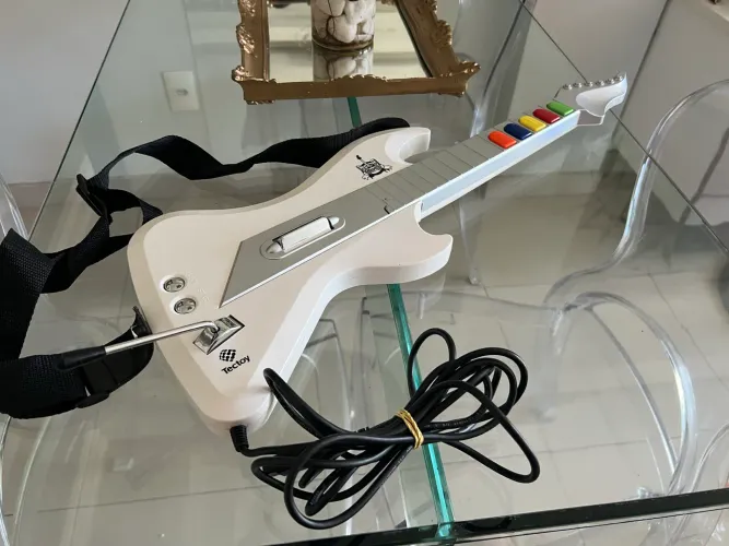 Guitarra original do Mega Drive quatro em estado de zero