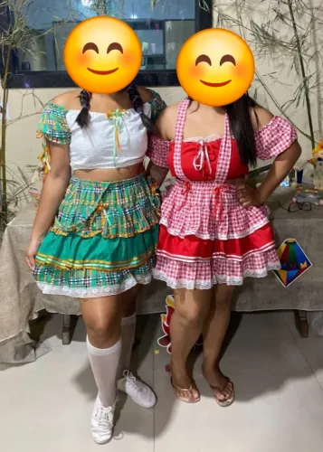 Vendo dois vestidos de quadrilha. Cada vestido custa 150.00.