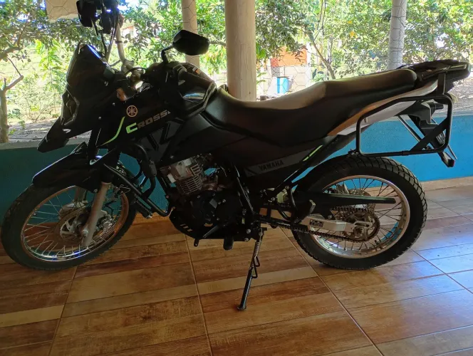 Vendo crosser equipada com proteção de carenagem, motor é espaçador de maleiro é protetor