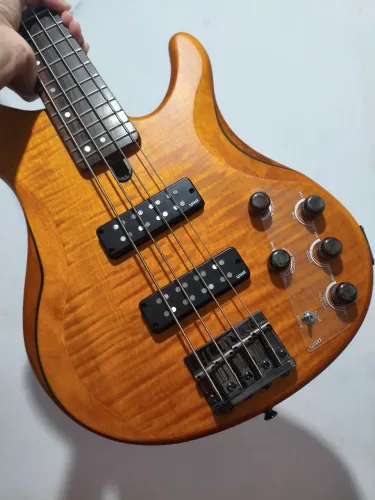 Contrabaixo Yamaha-TRBX604FM