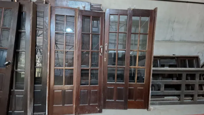 Vendo portas de itauba em boa estado tenho 4 porta de correr 1.500 cada