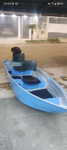Barco de fibra com motor 