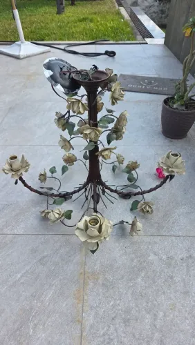 ? Lustre Artesanal de Ferro com Rosas - 5 Lâmpadas - Estilo Provençal/Rústico