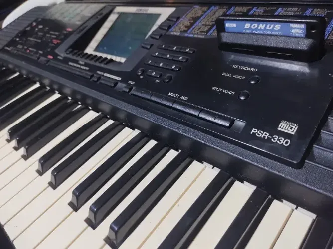 TECLADO YAMAHA PSR-330 FUNCIONANDO PERFEITAMENTE