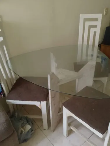 Mesa com tampa de vidro c/ 3 cadeiras em bom estado