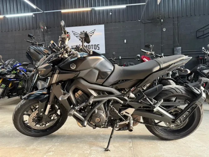 Yamaha MT 09 ano 2022 com apenas 10 mil km