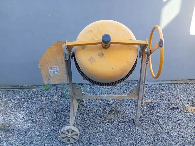 Vende se betoneira CSM de 120 litros